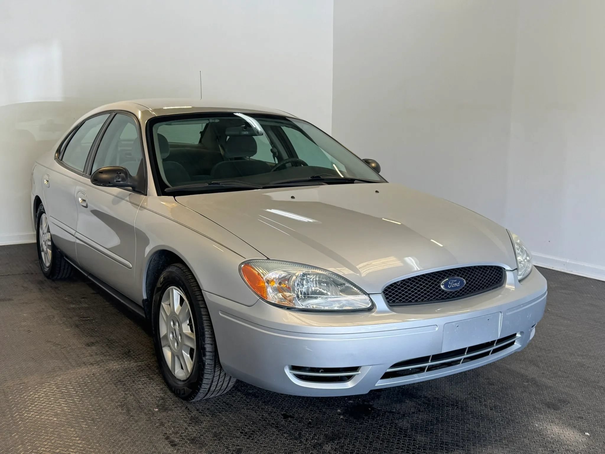 Used 2007 Ford Taurus SE FWD image 3