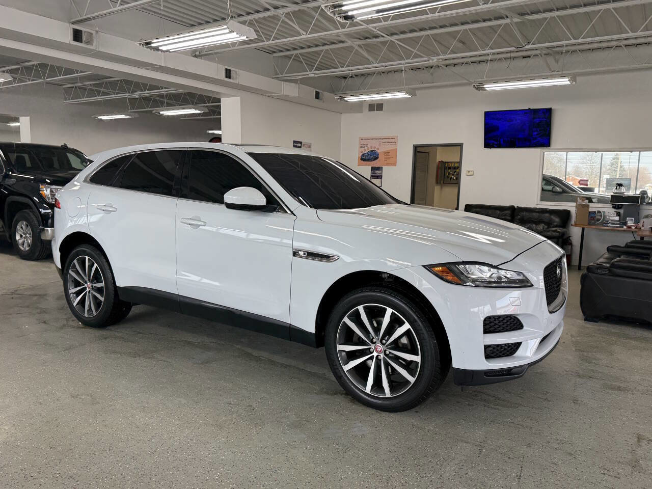 Used 2017 Jaguar F-PACE Prestige image 2