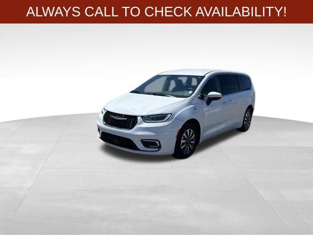 Used 2023 Chrysler Pacifica Touring-L FWD image 3