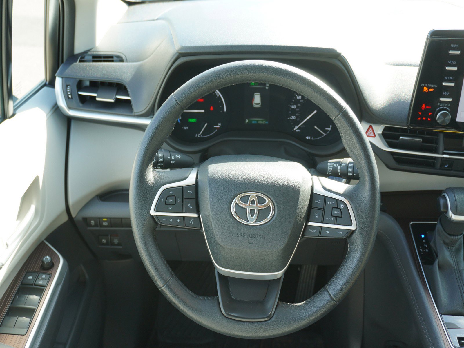 Used 2023 Toyota Sienna XLE image 17