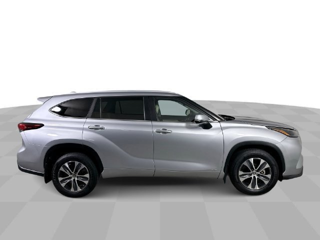 Used 2023 Toyota Highlander XLE AWD/4WD image 9