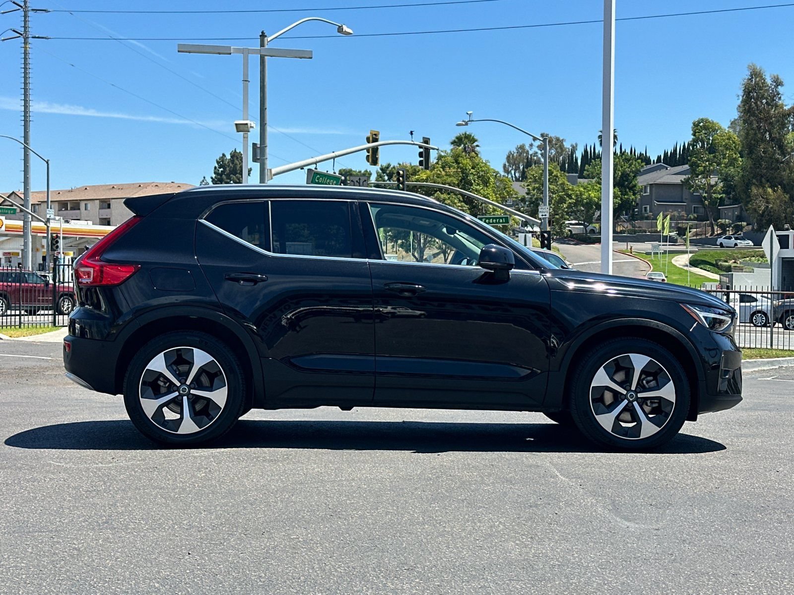 Used 2025 Volvo XC40 B5 Plus AWD/4WD image 6