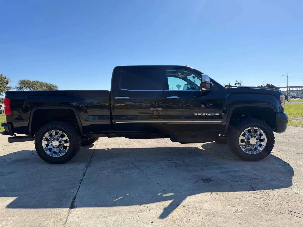 Used 2019 GMC Sierra 2500 Denali w/ Duramax Plus Package AWD/4WD image 2