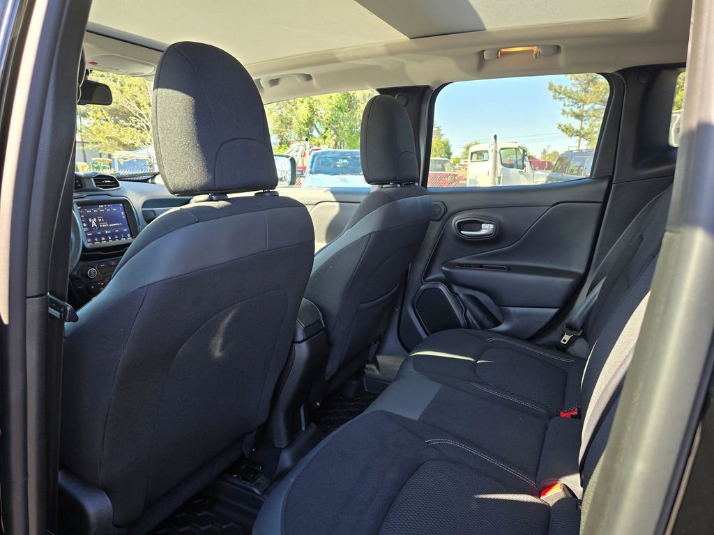 Used 2023 Jeep Renegade Latitude w/ Sun/Sound Group AWD/4WD image 13