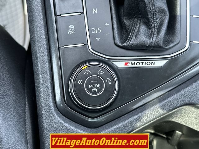 Used 2018 Volkswagen Tiguan SEL AWD/4WD image 25