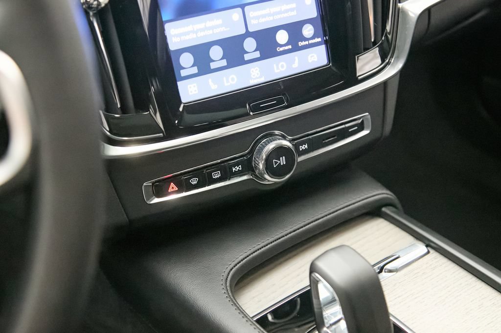 Certified 2025 Volvo V90 B6 Cross Country Plus AWD/4WD image 17