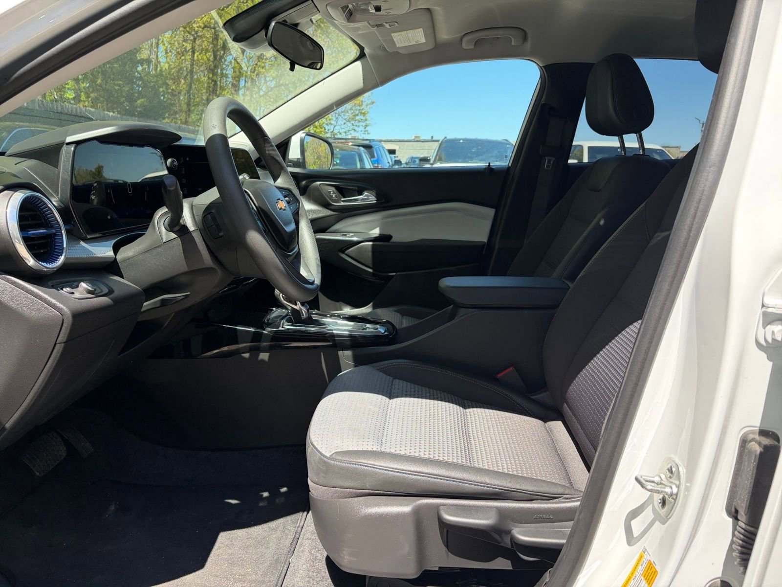 Used 2025 Chevrolet Trax LT FWD image 25