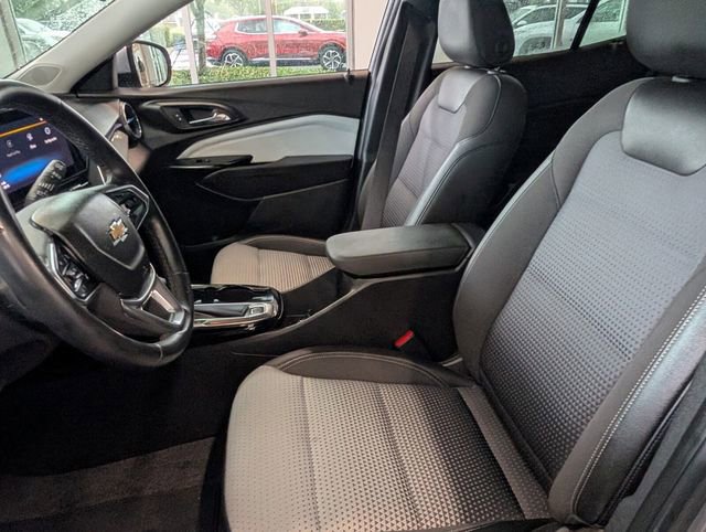 Certified 2025 Chevrolet Trax LT w/ Driver Confidence Package image 5