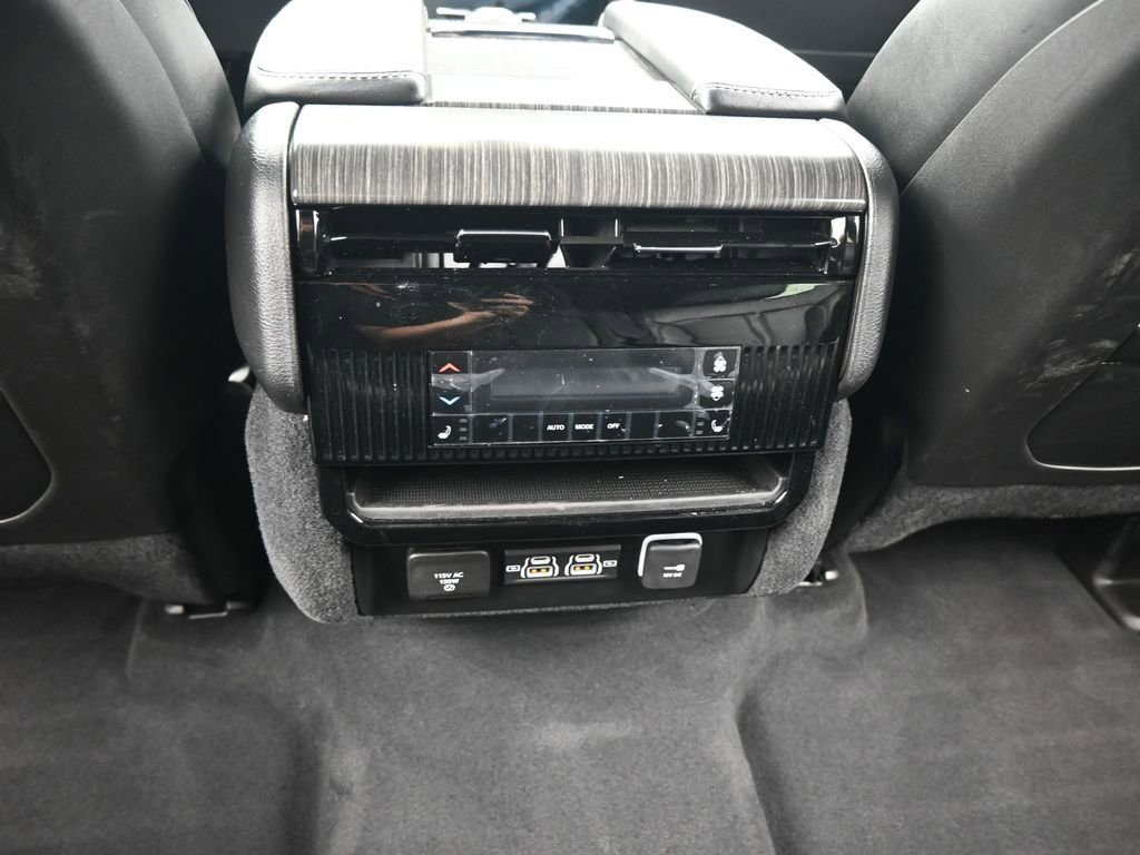 Used 2023 Jeep Wagoneer Series III w/ Preferred Equipment Group image 39