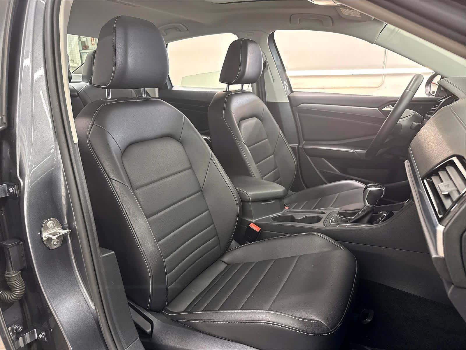 Used 2023 Volkswagen Jetta SE w/ Panoramic Sunroof Package FWD image 31