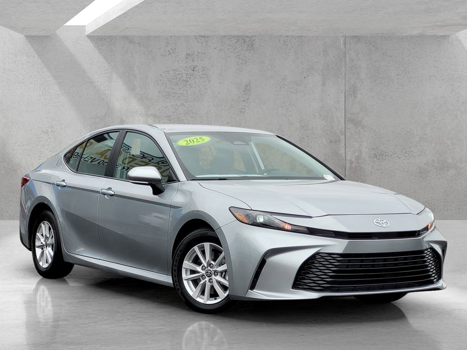 Used 2025 Toyota Camry LE FWD image 1