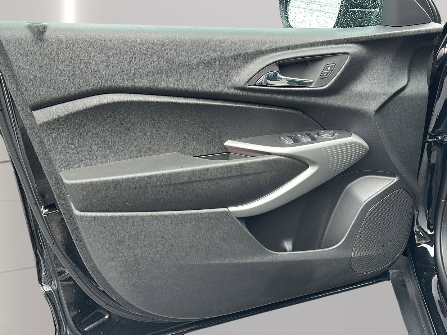 Used 2024 Chevrolet Trax RS w/ Sunroof Package image 11