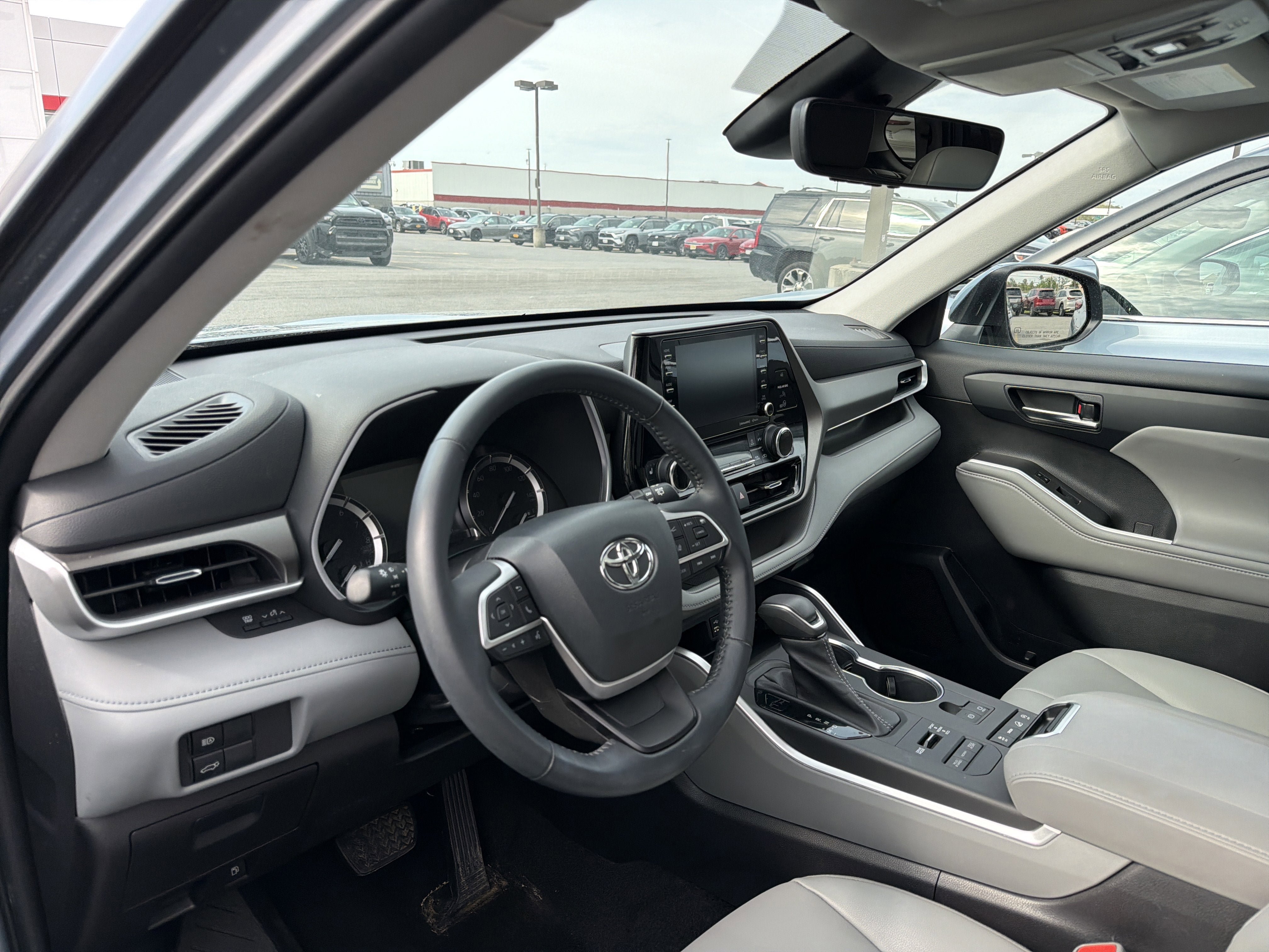 Used 2022 Toyota Highlander XLE AWD/4WD image 8