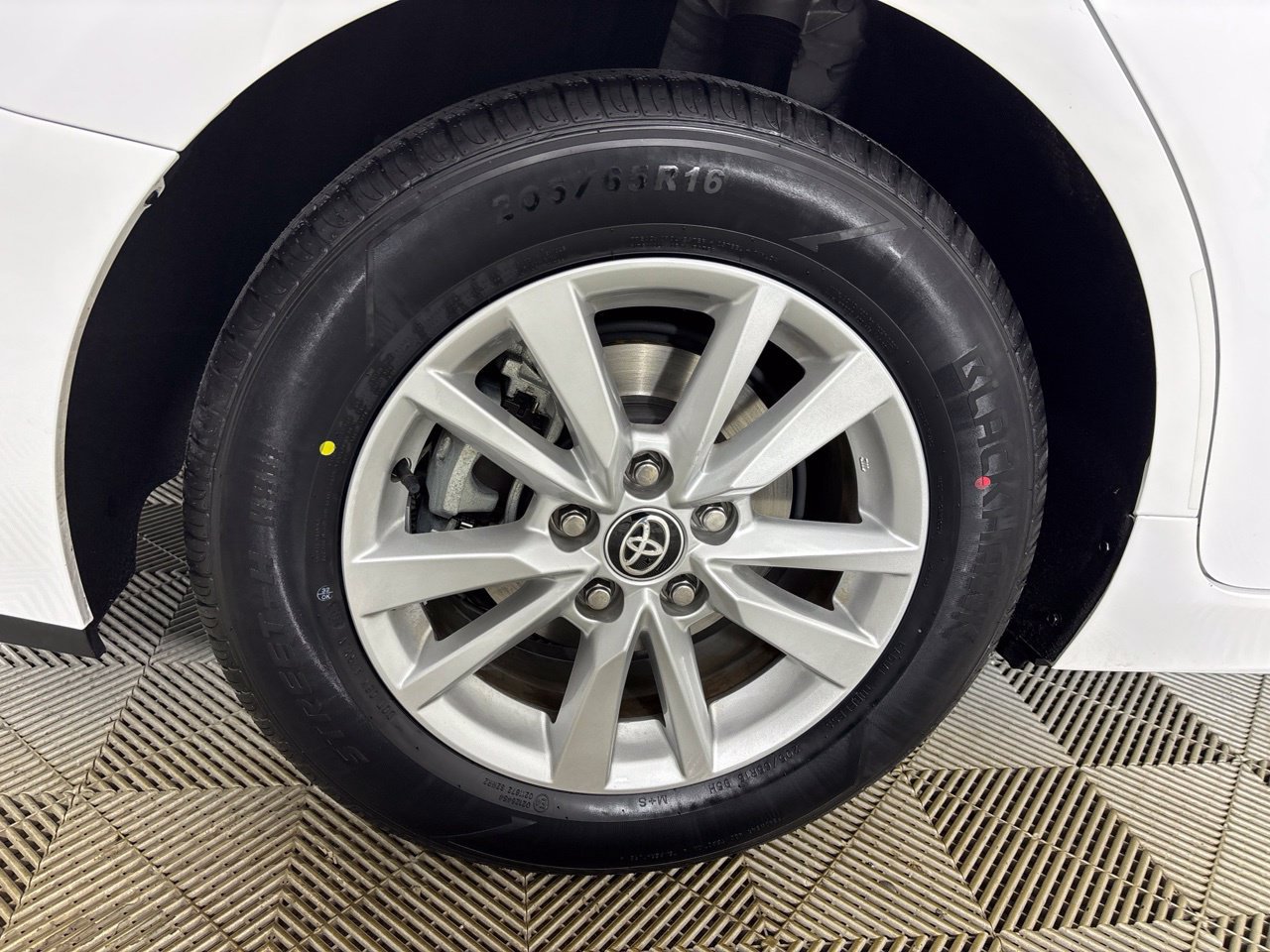 Used 2025 Toyota Camry LE FWD image 32