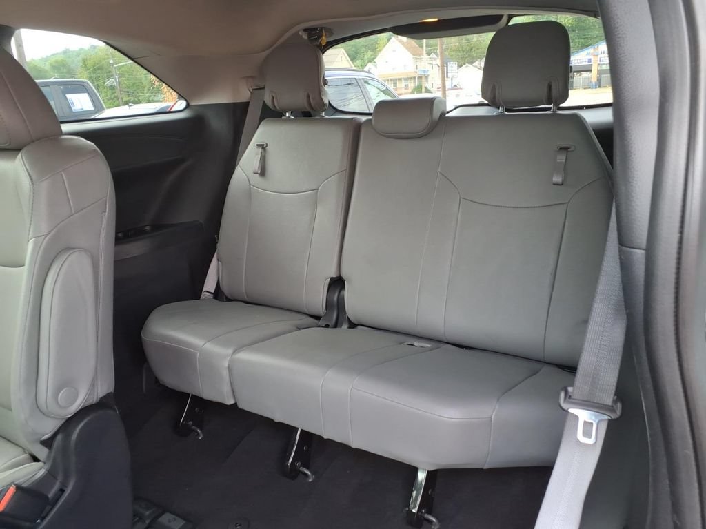 Used 2025 Toyota Sienna XLE FWD image 17