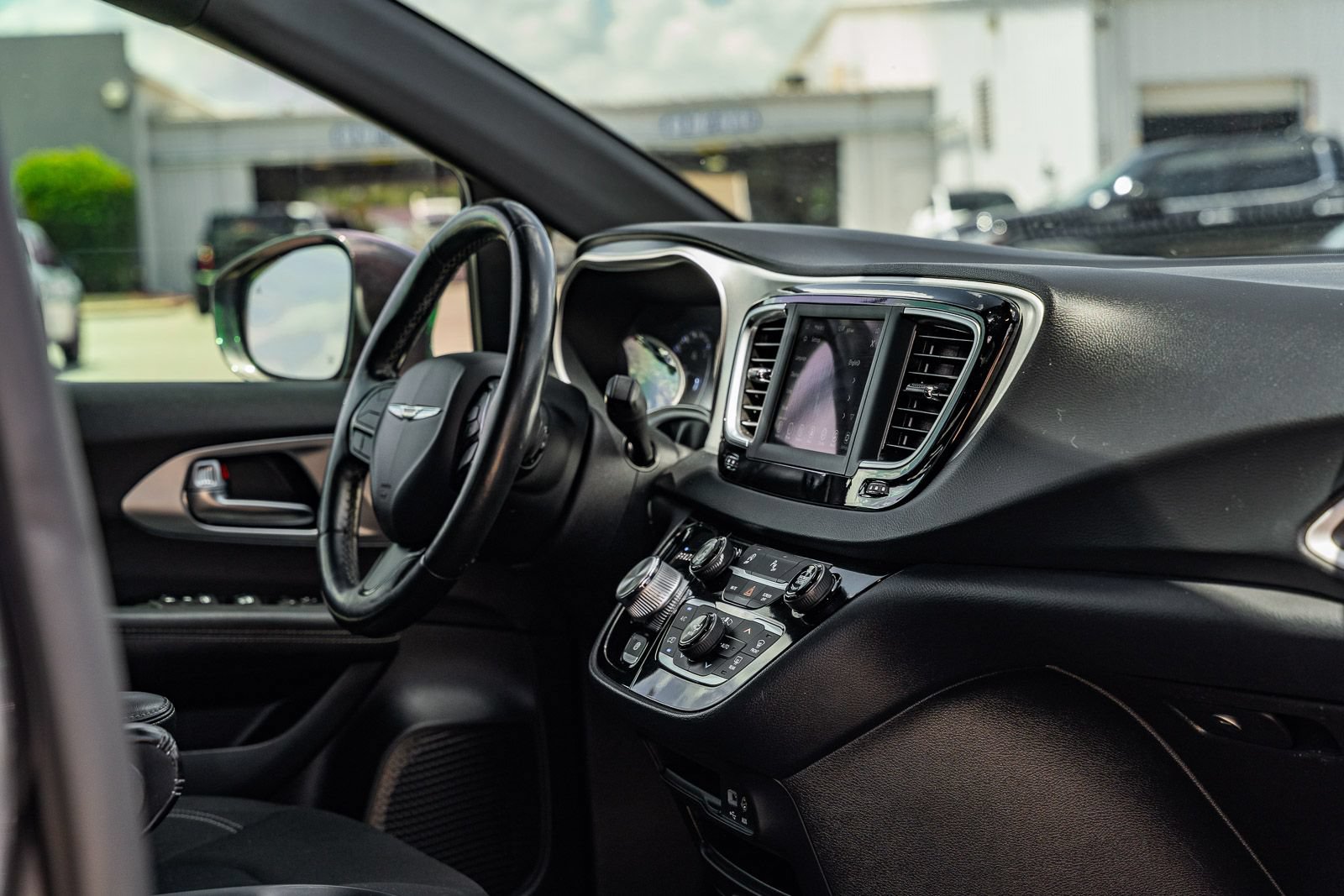 Used 2020 Chrysler Pacifica Touring w/ S Appearance Package FWD image 12