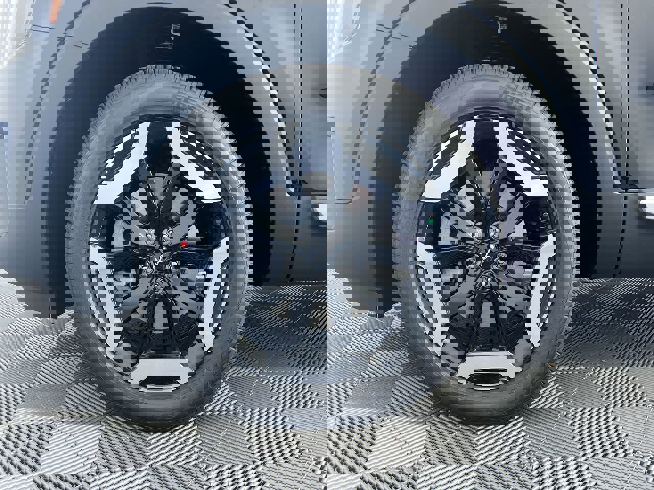 Used 2025 Kia Telluride EX w/ EX Captain's Chair Package image 12