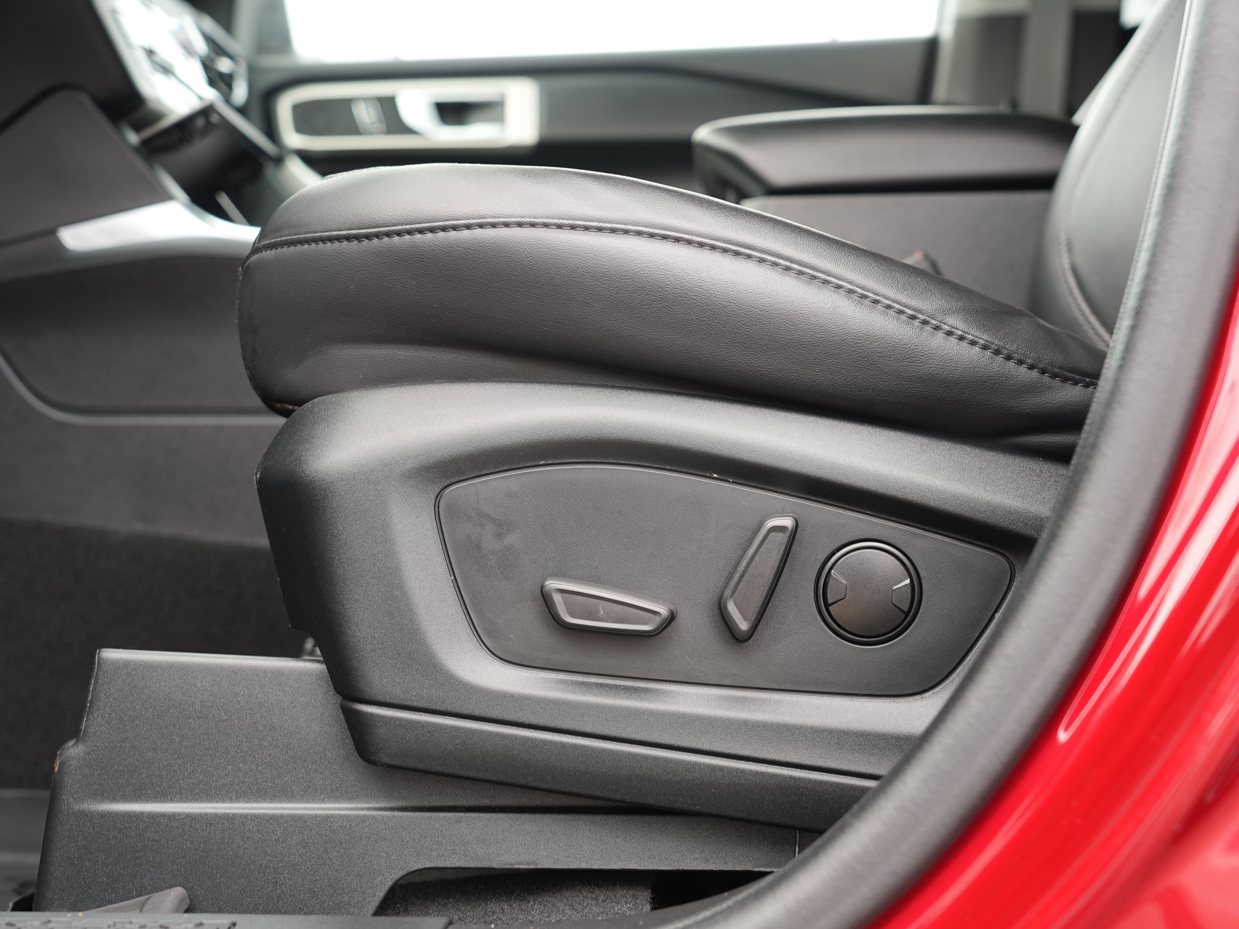 Used 2023 Ford Explorer XLT w/ Equipment Group 202A image 15