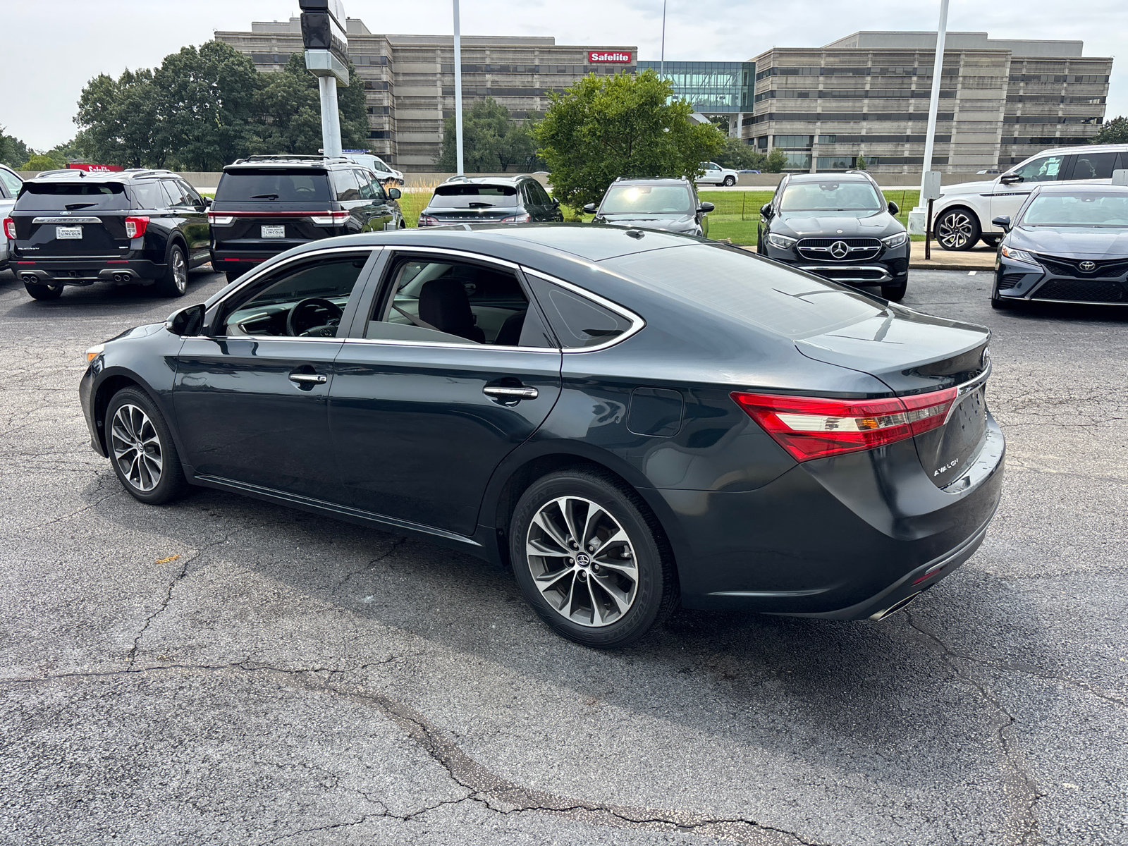 Used 2017 Toyota Avalon XLE Premium w/ Carpet Mat Package FWD image 5