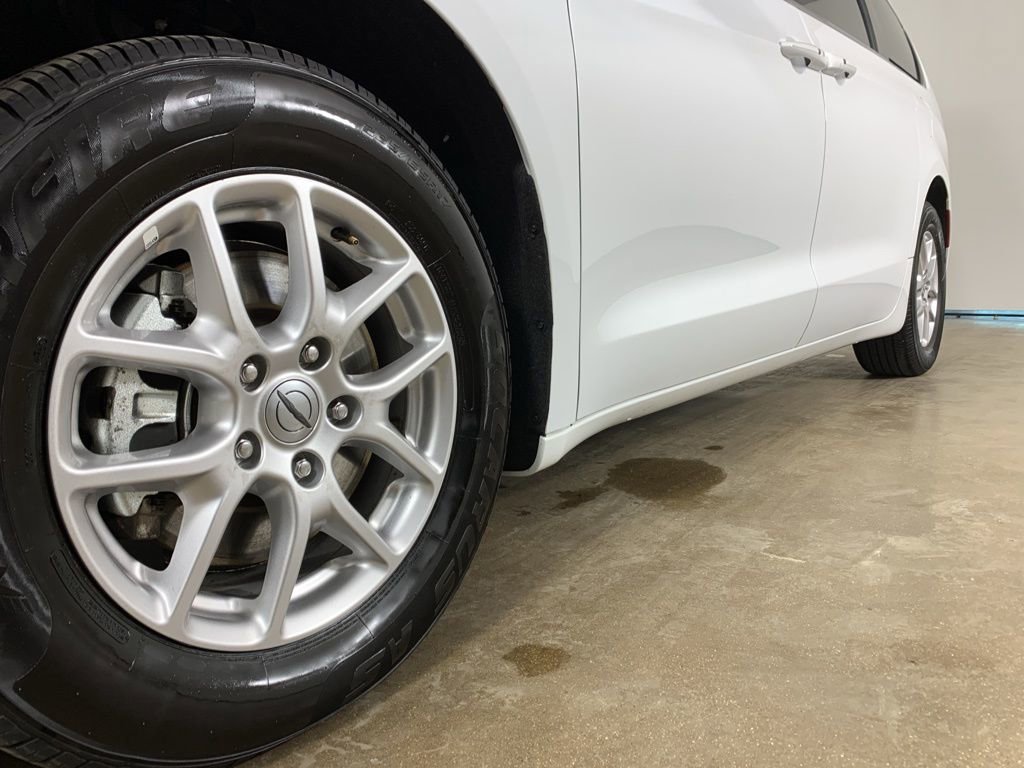 Used 2024 Chrysler Pacifica Touring-L image 2