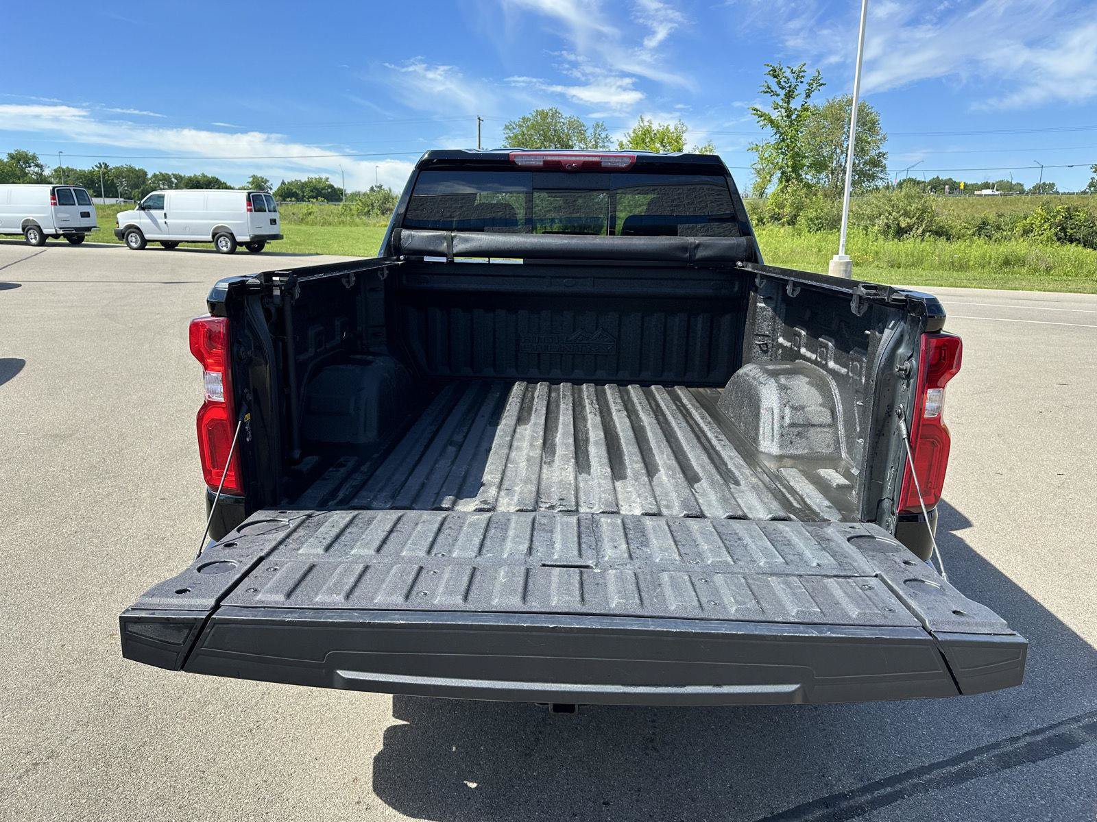 Used 2021 Chevrolet Silverado 1500 High Country w/ Technology Package AWD/4WD image 9