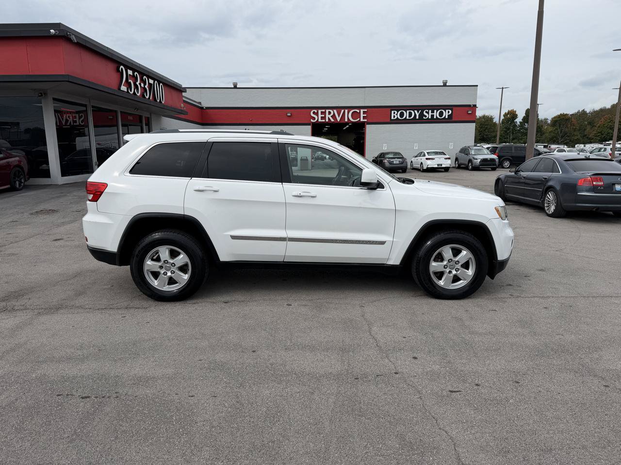 Used 2013 Jeep Grand Cherokee Laredo w/ Laredo E Group AWD/4WD image 2