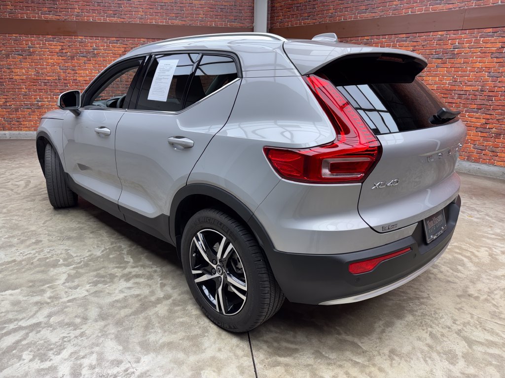 Used 2023 Volvo XC40 B5 Plus AWD/4WD image 2