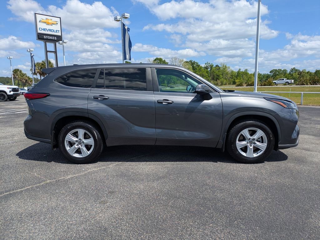Used 2023 Toyota Highlander L FWD image 5
