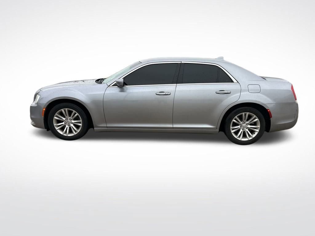 Used 2018 Chrysler 300 Touring L image 4