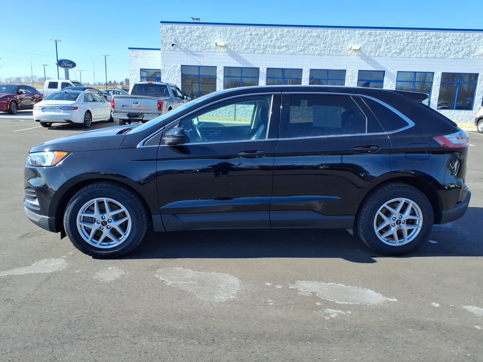 Used 2023 Ford Edge SEL image 2