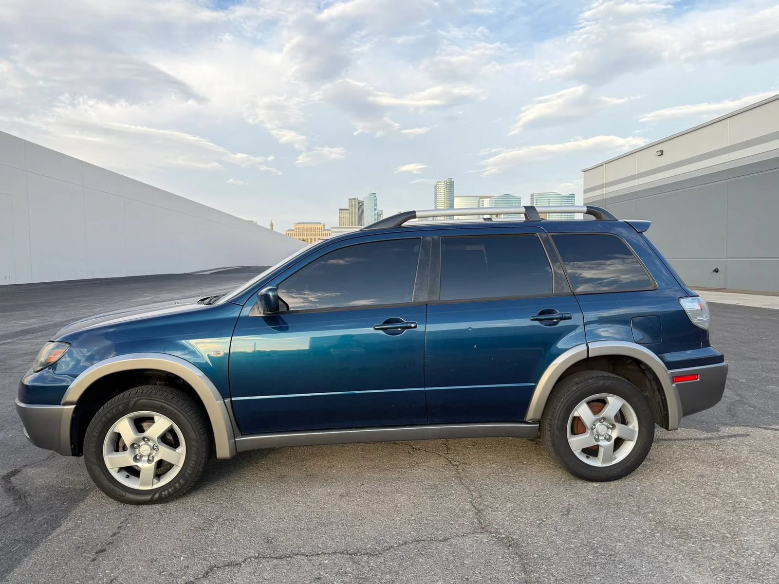 Used 2004 Mitsubishi Outlander XLS AWD/4WD image 8