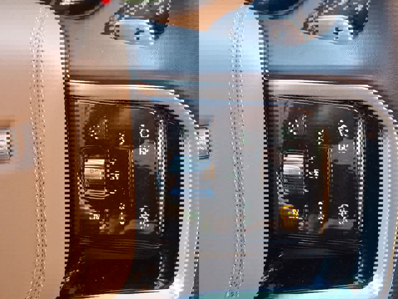 Used 2025 Land Rover Range Rover Sport SE image 24