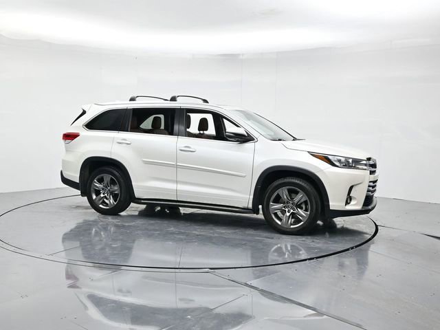 Used 2017 Toyota Highlander Limited Platinum image 3