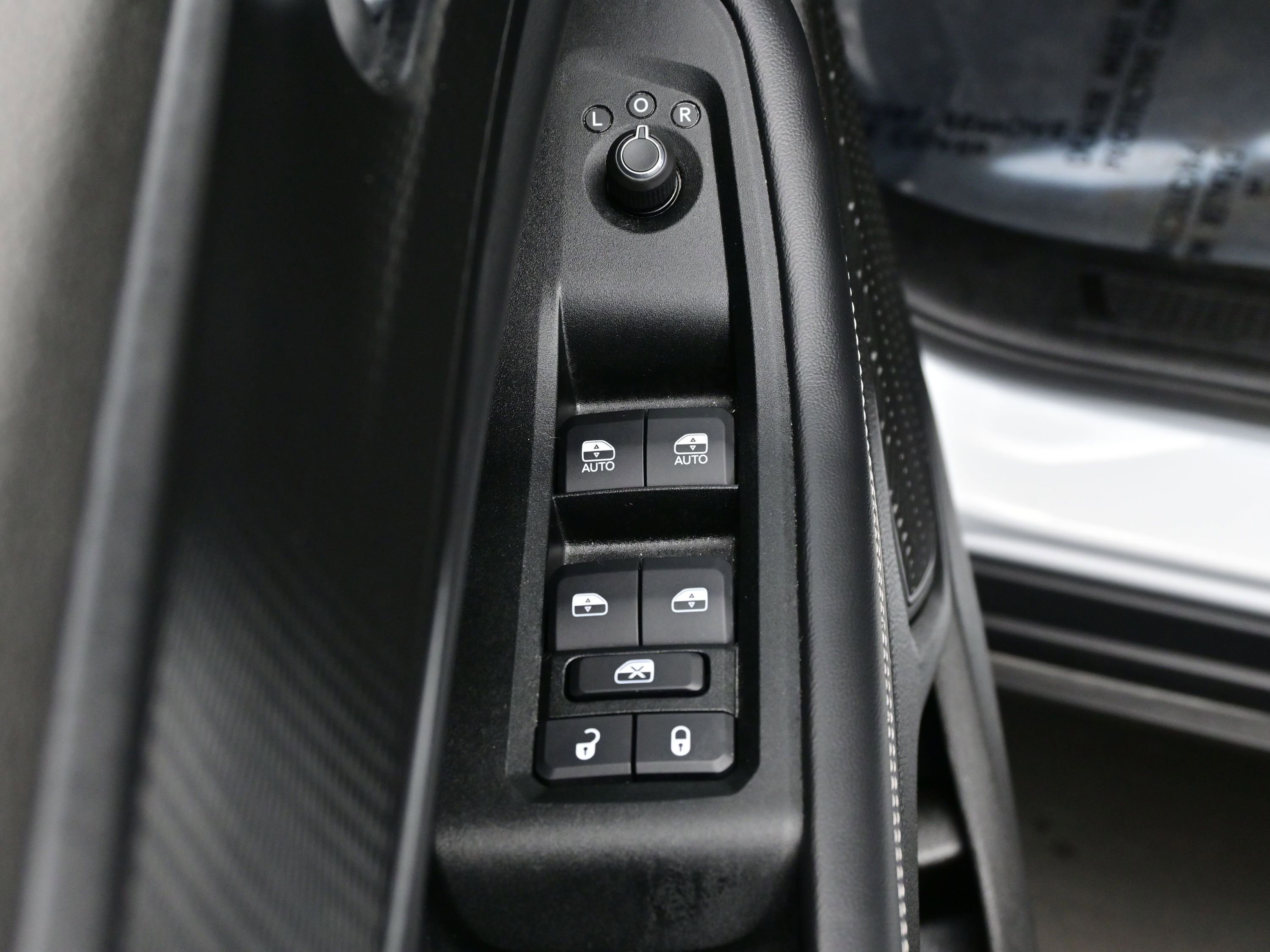 Used 2025 Jeep Grand Cherokee Laredo X w/ Luxury Tech Group I image 11