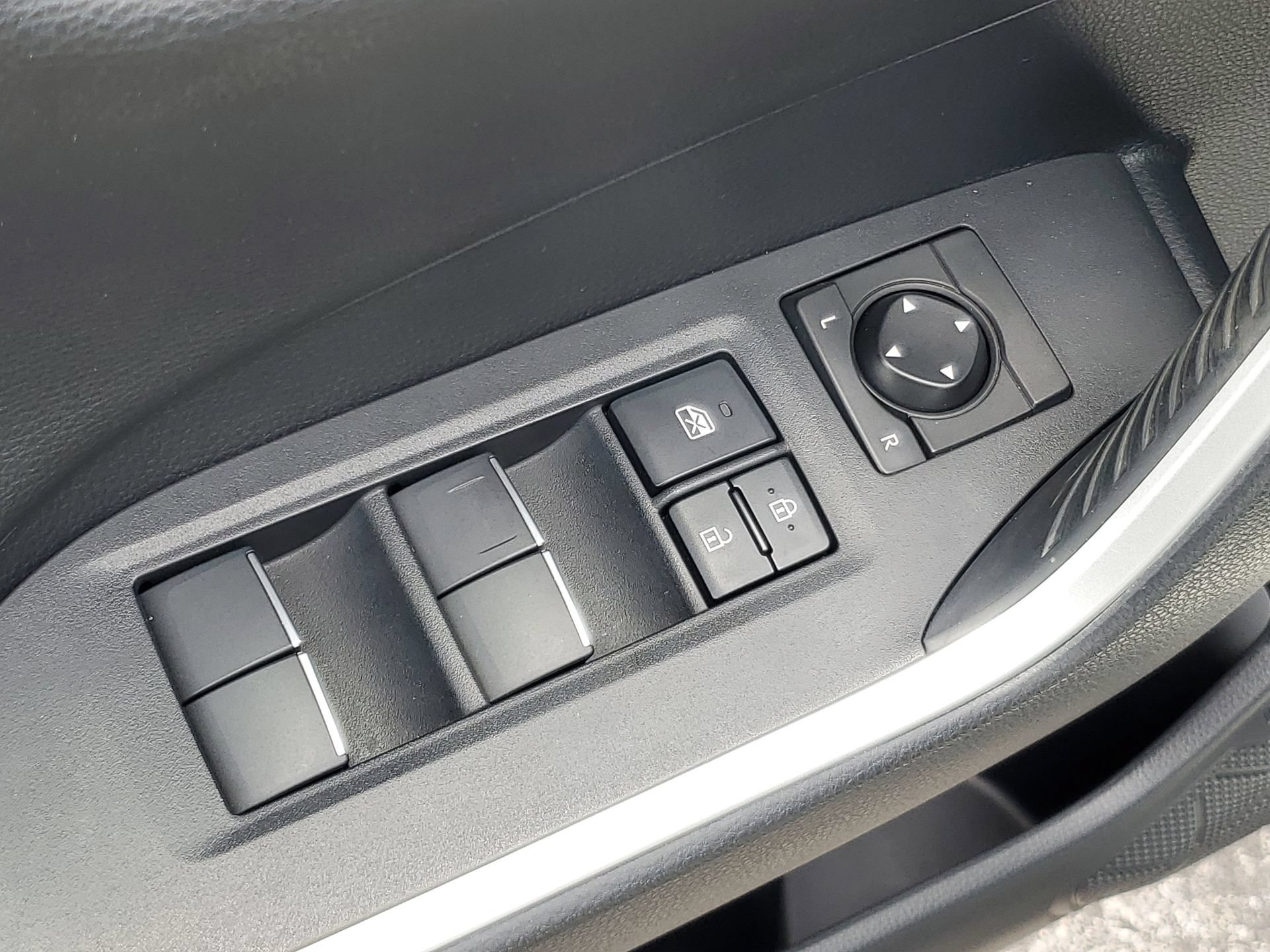 Used 2019 Toyota RAV4 XSE w/ XSE Weather Package AWD/4WD image 21