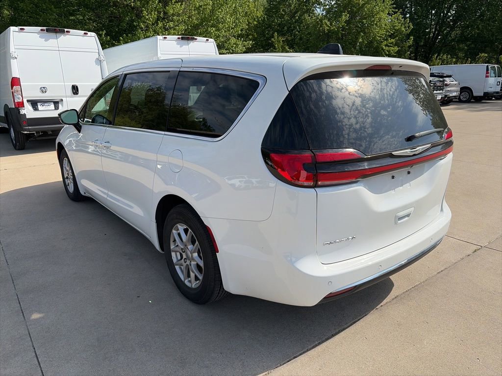 Used 2025 Chrysler Pacifica Select FWD image 9
