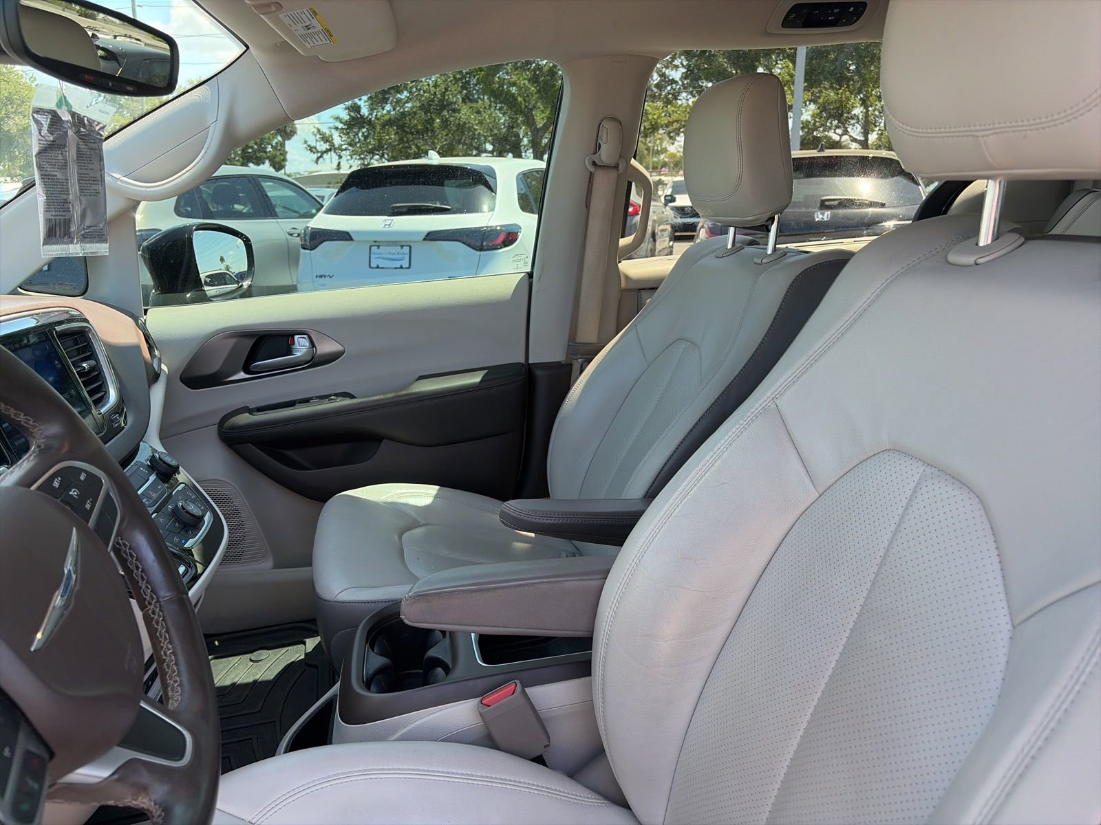 Used 2017 Chrysler Pacifica Touring-L Plus w/ Tire & Wheel Group FWD image 13