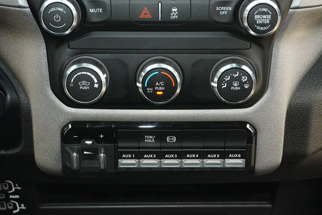 Used 2024 RAM 3500 Tradesman w/ Chrome Appearance Group AWD/4WD image 18