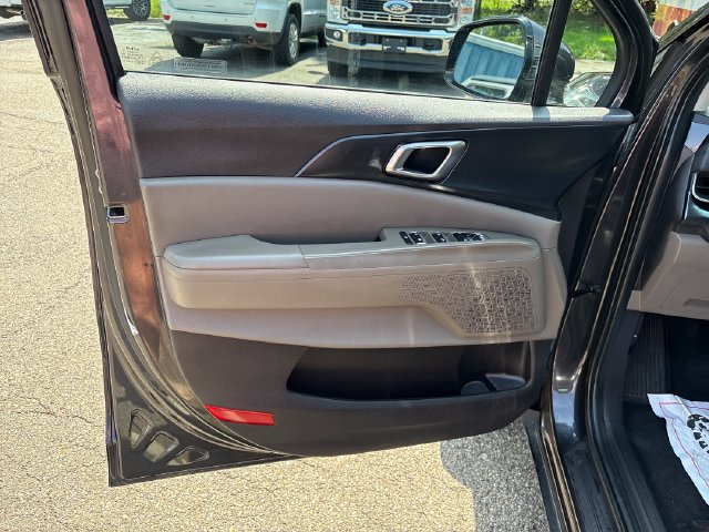 Used 2025 Kia Carnival FWD image 7