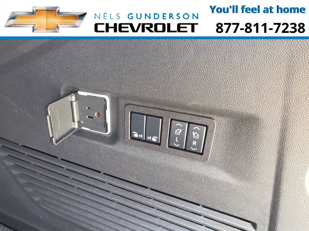 Certified 2025 Chevrolet Suburban High Country AWD/4WD image 10