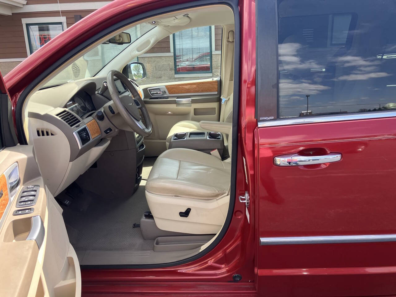 Used 2009 Chrysler Town & Country Limited w/ Entertainment Group #3 FWD image 10