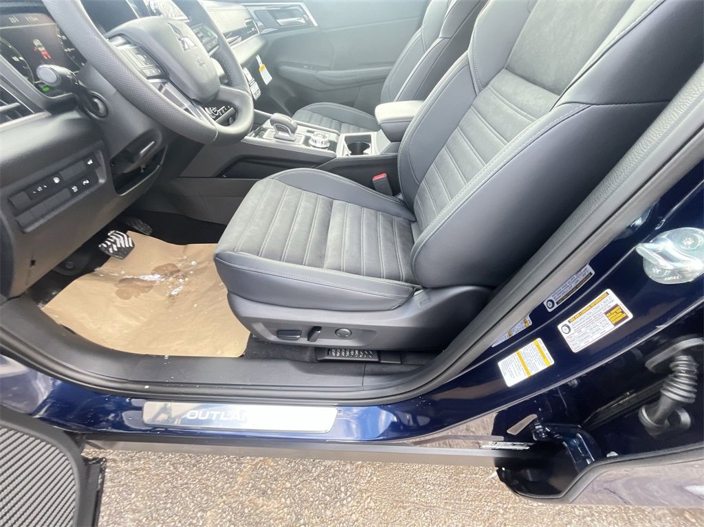 New 2025 Mitsubishi Outlander SE image 12
