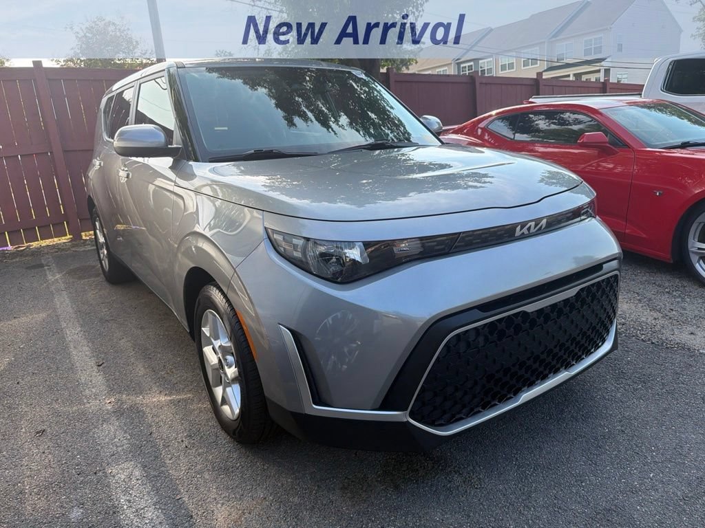 Used 2025 Kia Soul LX w/ LX Technology Package FWD image 2