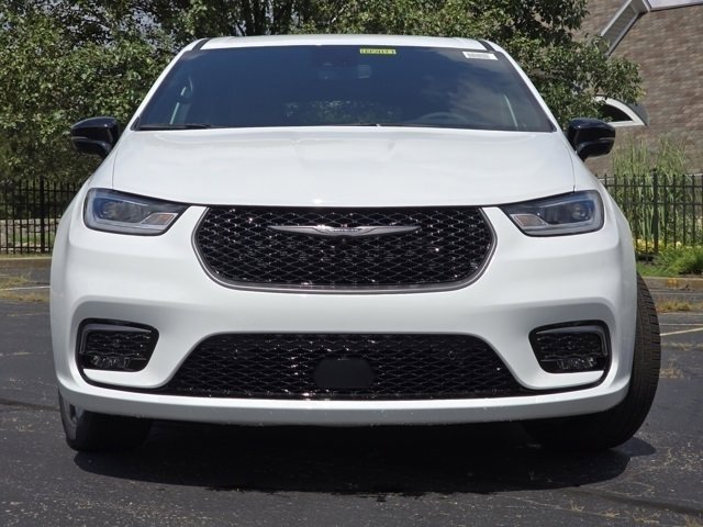 New 2026 Chrysler Pacifica Select image 2