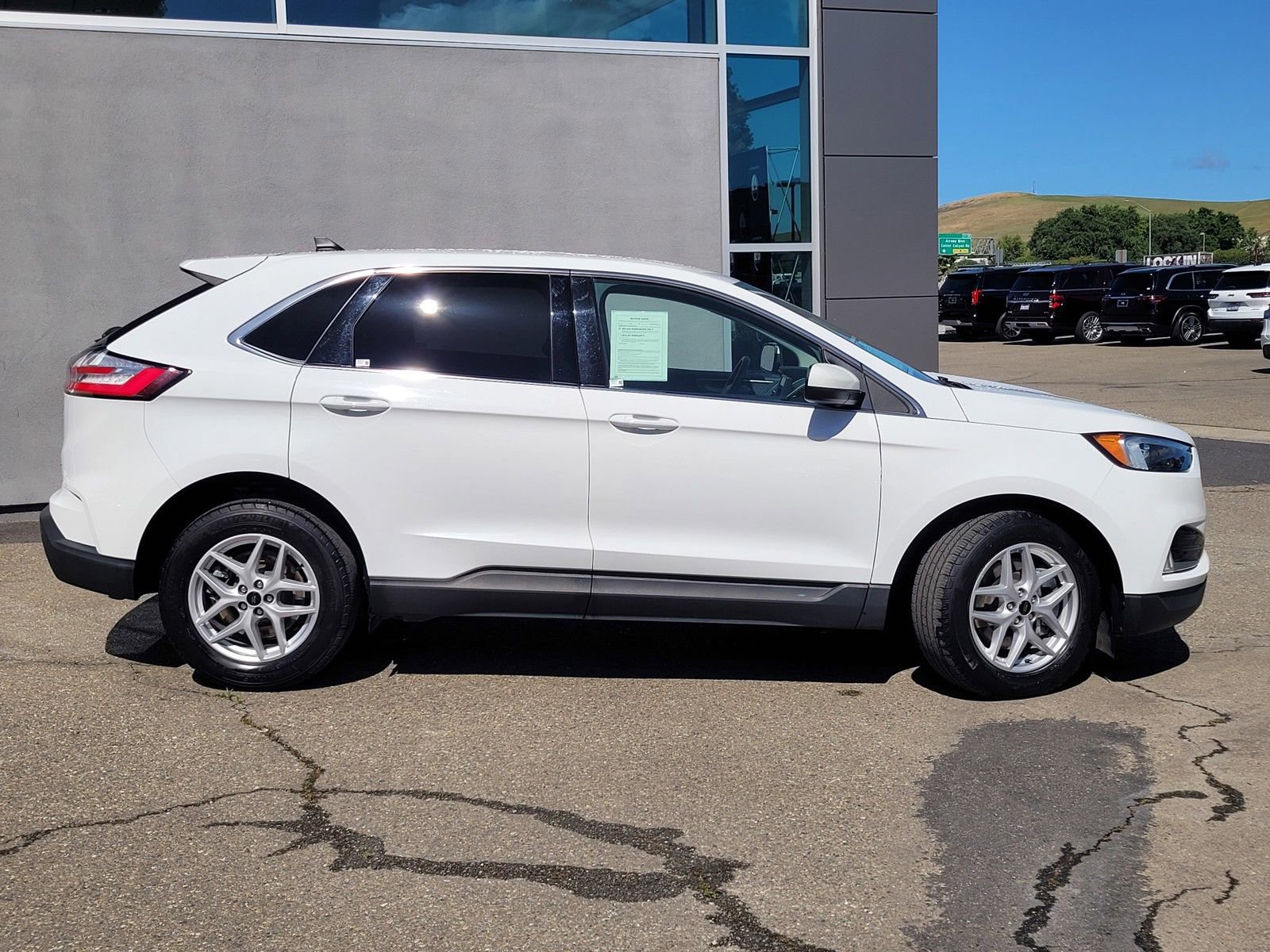 Used 2023 Ford Edge SEL w/ Convenience Package image 3