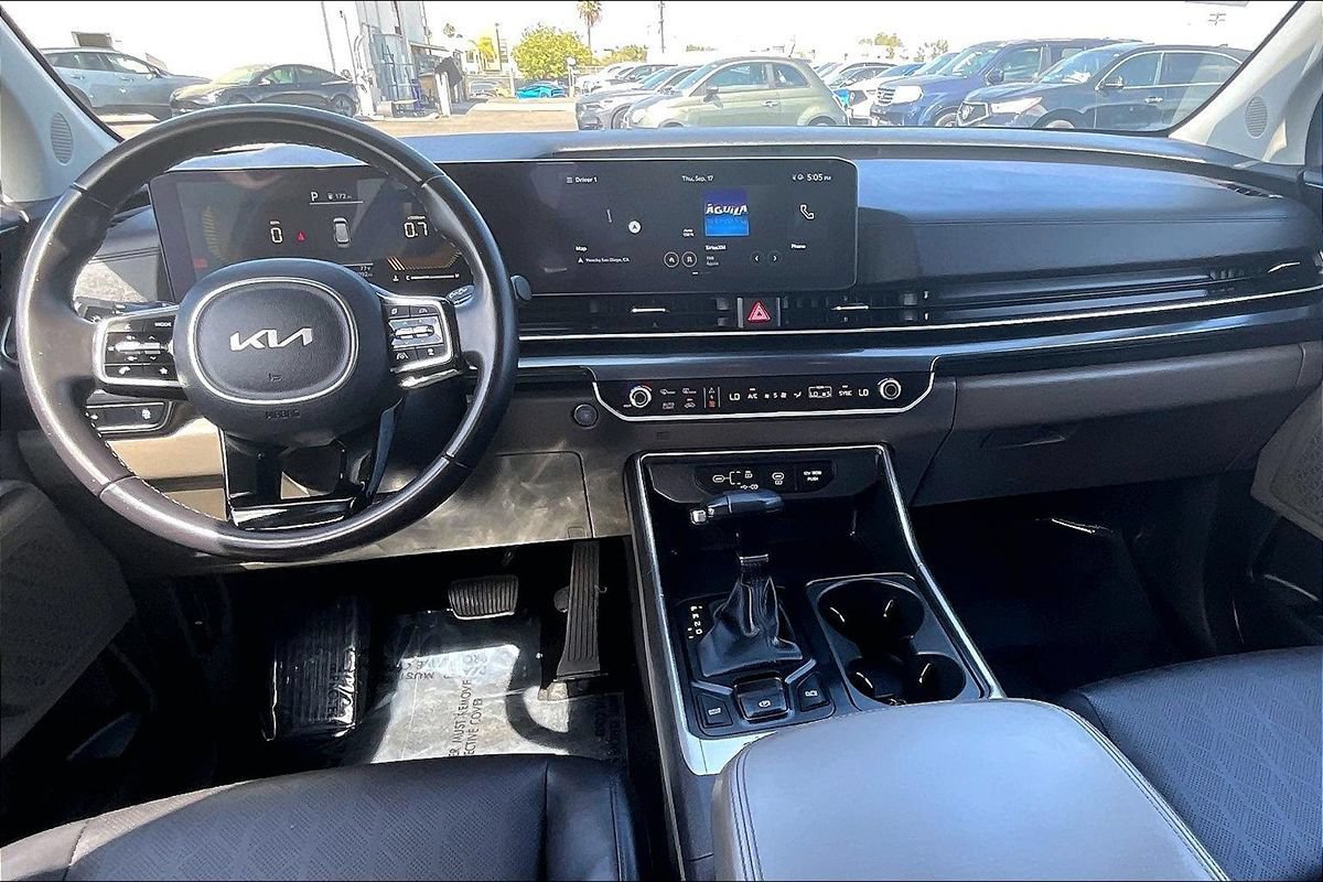 Used 2025 Kia Carnival FWD image 2