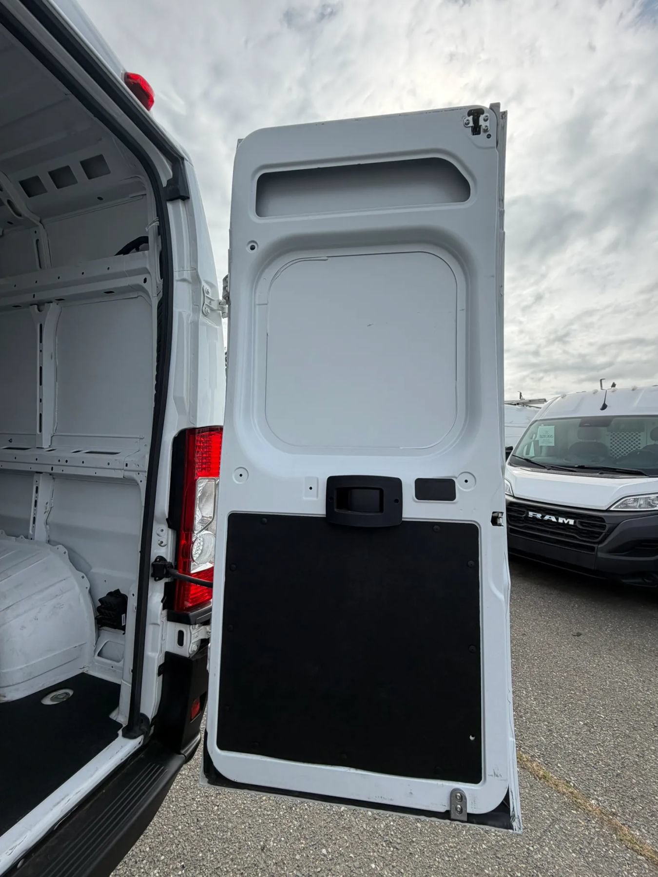 Used 2025 RAM ProMaster 2500 w/ Convenience Group FWD image 19