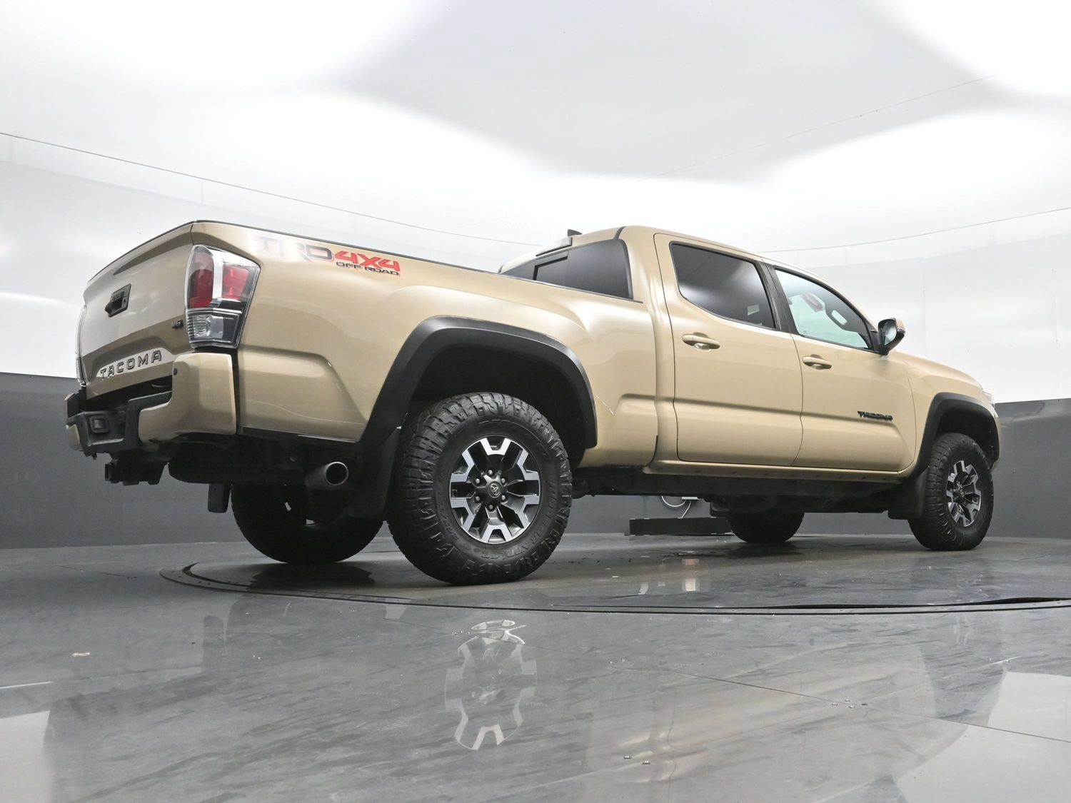 Used 2020 Toyota Tacoma TRD Off-Road w/ Technology Package AWD/4WD image 32