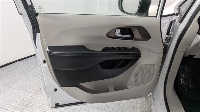 Used 2020 Chrysler Voyager LX image 13