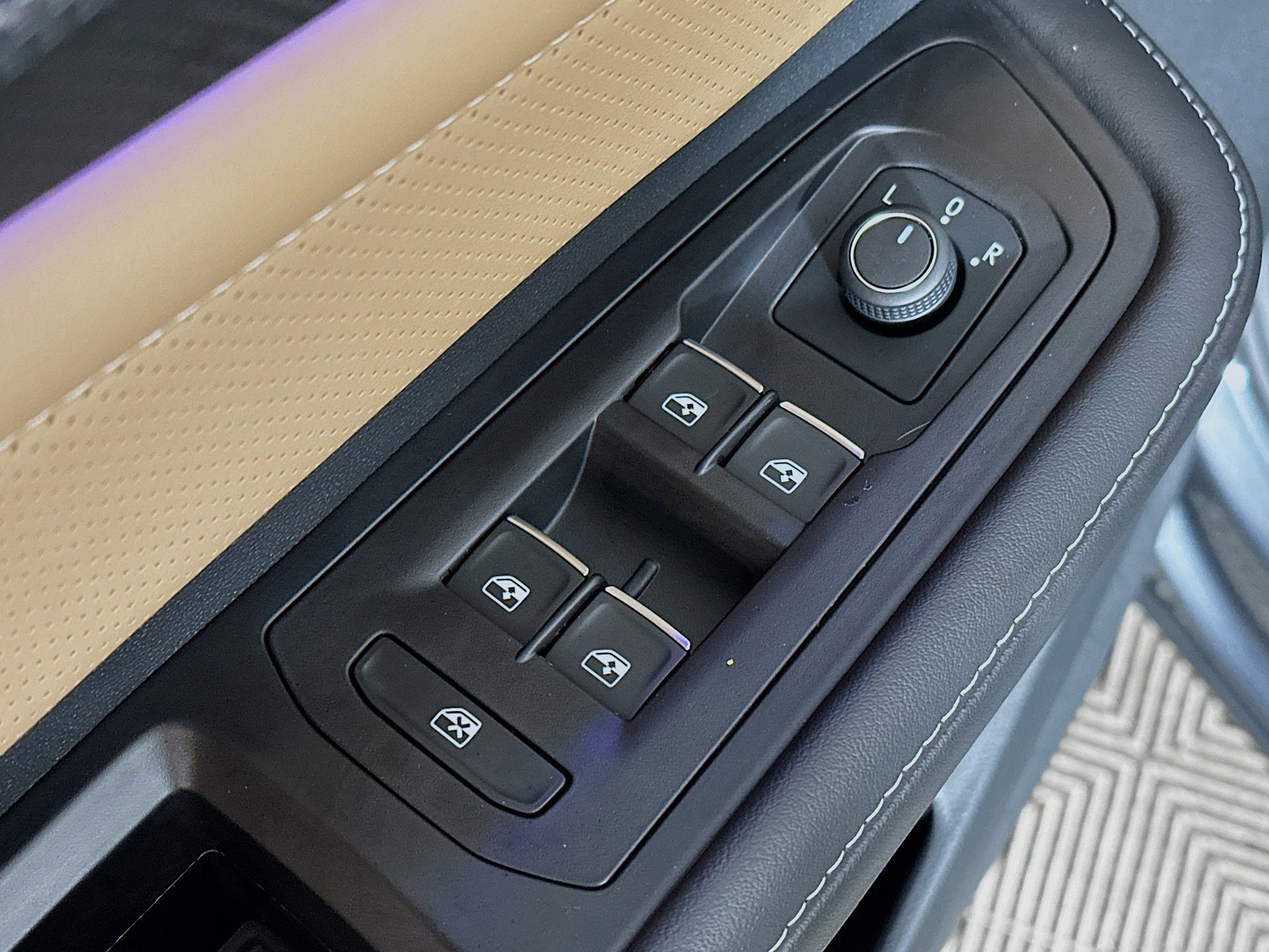 Used 2025 Volkswagen Atlas Cross Sport SEL R-Line image 18